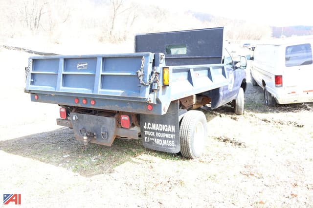 Image of Ford F-350 equipment image 3