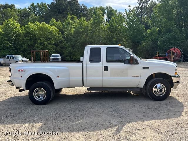 Image of Ford F-350 equipment image 3