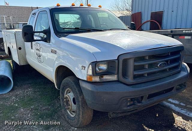 Image of Ford F-350 equipment image 2