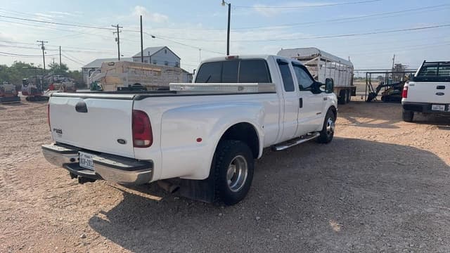 Image of Ford F-350 equipment image 3