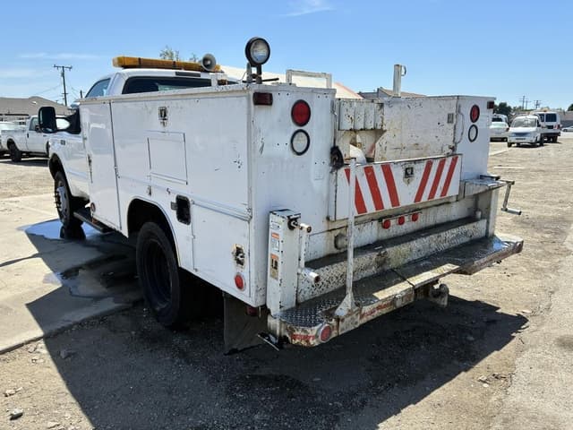 Image of Ford F-450 equipment image 3