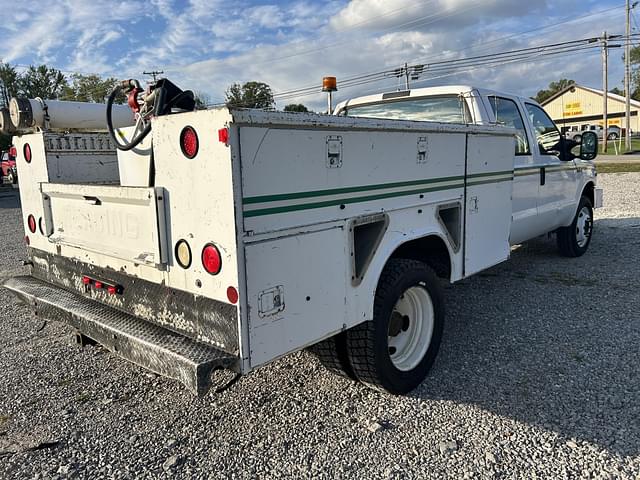 Image of Ford F-450 equipment image 4