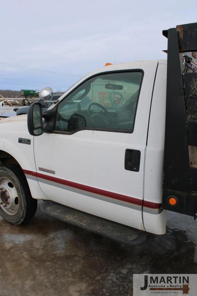 Image of Ford F-550 equipment image 4