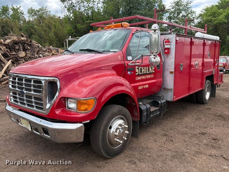 2003 Ford F-650 Equipment Image0