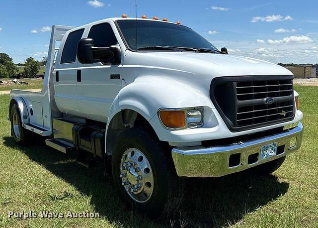 Image of Ford F-750 equipment image 2