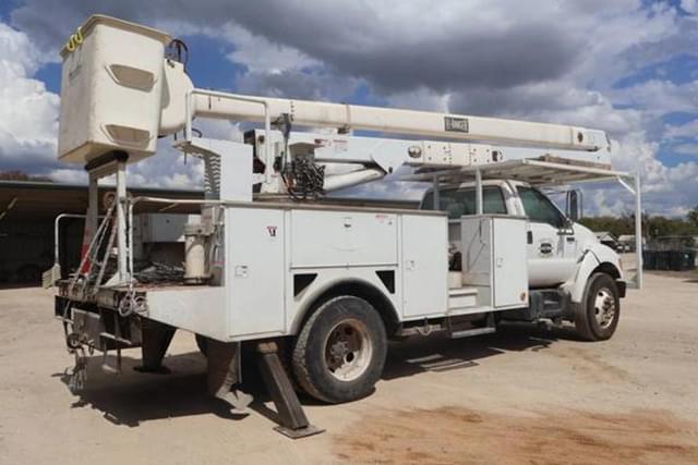 Image of Ford F-750 equipment image 4
