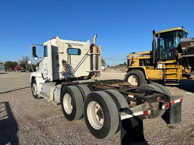 Image of Freightliner FLD120 equipment image 4