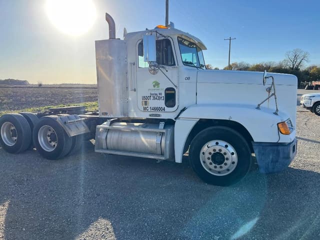 Image of Freightliner FLD120 equipment image 3