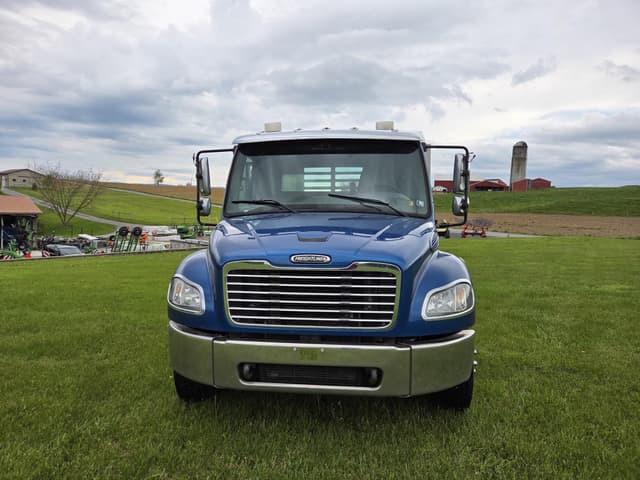 Image of Freightliner Business Class M2 106 equipment image 3