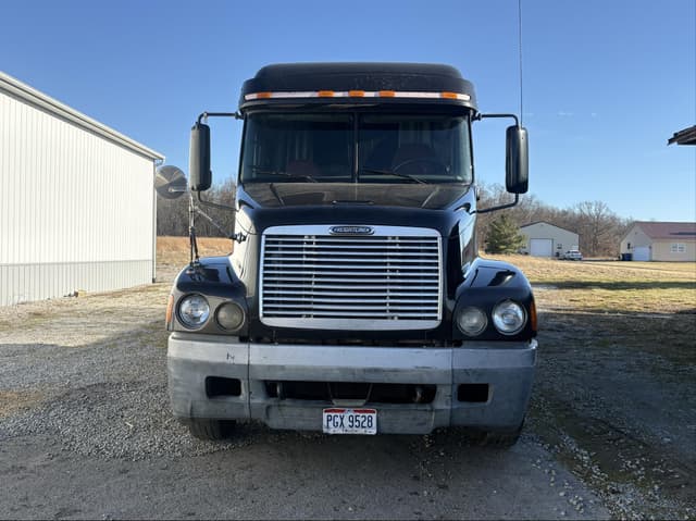 Image of Freightliner Century 120 equipment image 4