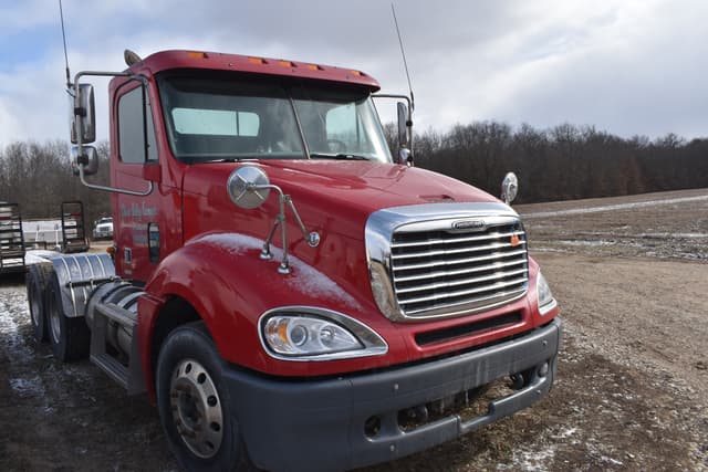Image of Freightliner Columbia equipment image 3