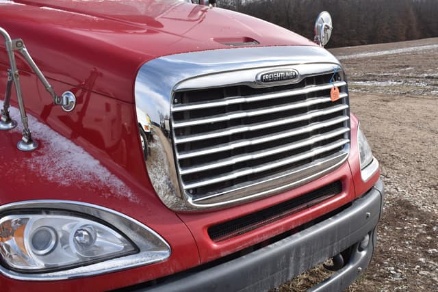 Image of Freightliner Columbia equipment image 4