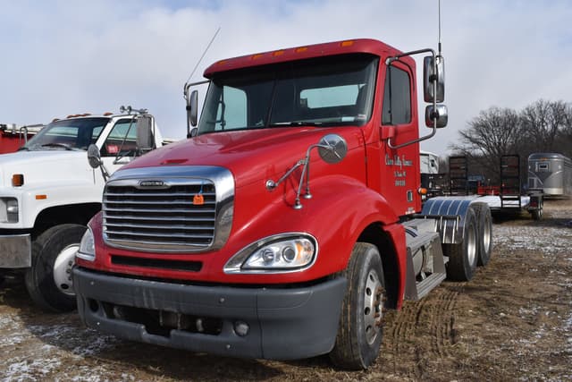 Image of Freightliner Columbia equipment image 1