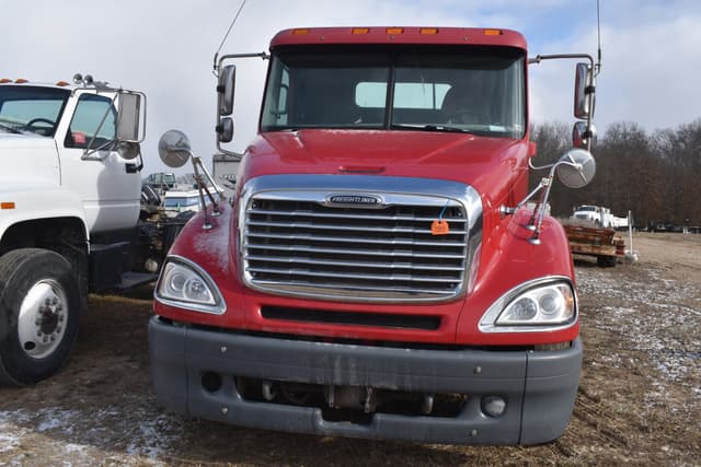 Image of Freightliner Columbia equipment image 2