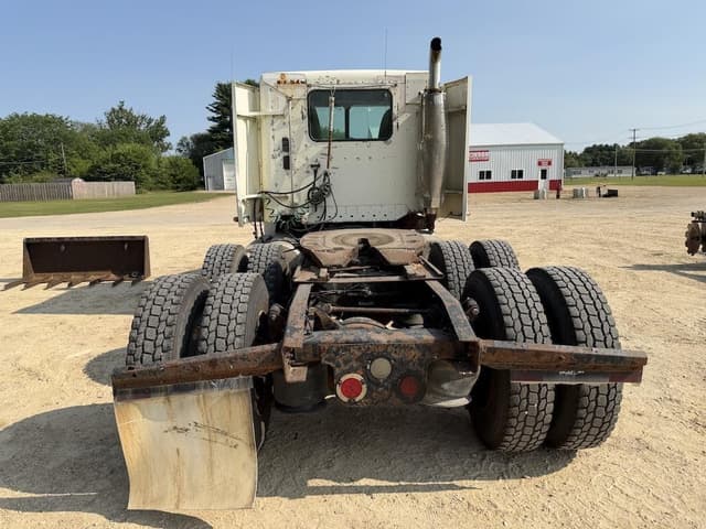 Image of Freightliner Columbia 120 equipment image 4