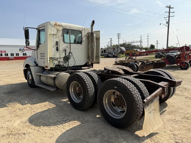 Image of Freightliner Columbia 120 equipment image 3
