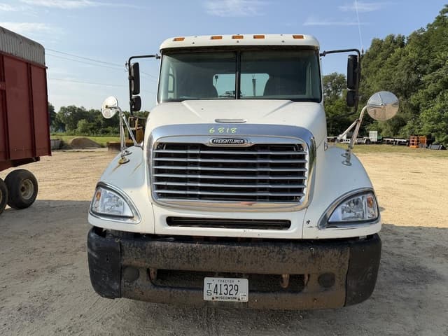 Image of Freightliner Columbia 120 equipment image 1