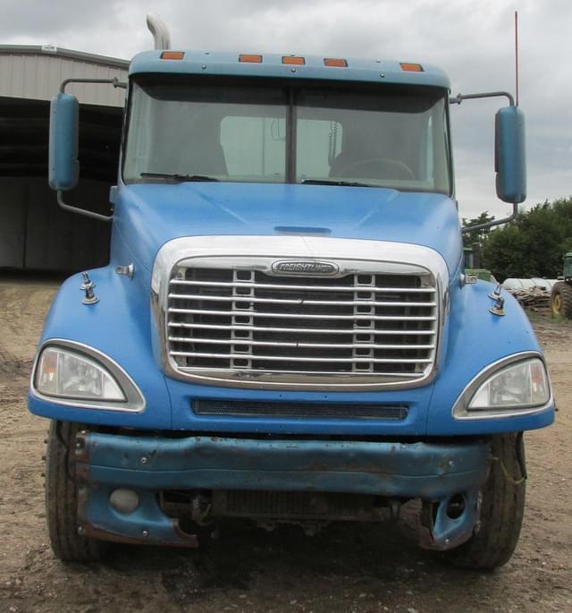 Image of Freightliner Columbia 120 equipment image 2