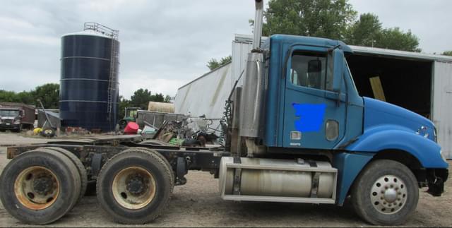 Image of Freightliner Columbia 120 equipment image 1