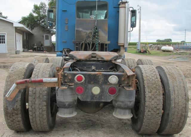 Image of Freightliner Columbia 120 equipment image 3