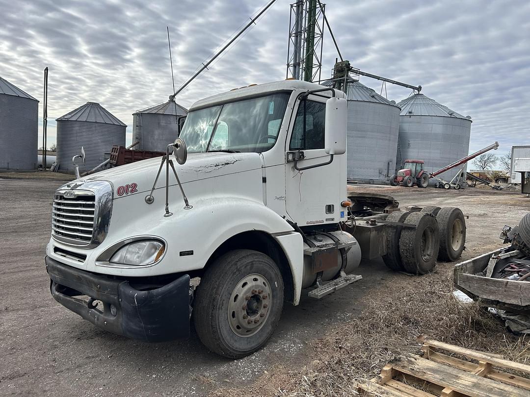 Image of Freightliner Columbia 120 Primary image