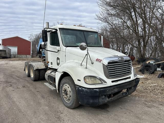 Image of Freightliner Columbia 120 equipment image 1