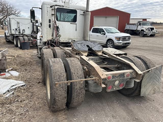 Image of Freightliner Columbia 120 equipment image 3