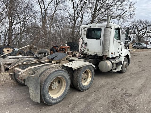 Image of Freightliner Columbia 120 equipment image 2