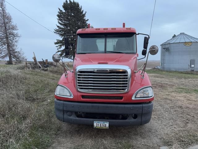Image of Freightliner Columbia 120 equipment image 2