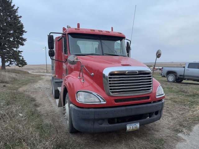 Image of Freightliner Columbia 120 equipment image 3