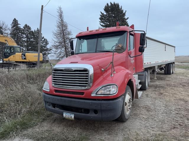 Image of Freightliner Columbia 120 equipment image 1