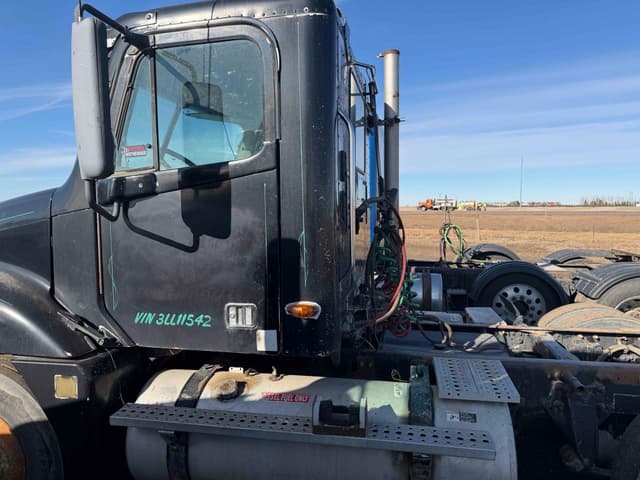 Image of Freightliner Columbia 120 equipment image 1