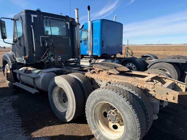 Image of Freightliner Columbia 120 equipment image 2
