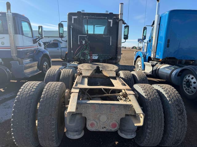 Image of Freightliner Columbia 120 equipment image 3