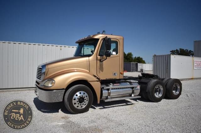 Image of Freightliner Columbia 120 equipment image 2