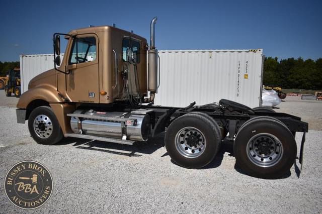 Image of Freightliner Columbia 120 equipment image 4