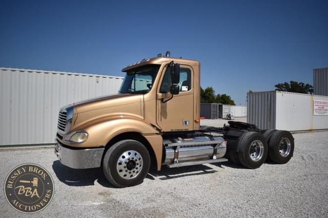 Image of Freightliner Columbia 120 equipment image 1