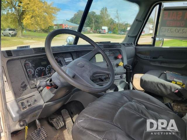 Image of Freightliner Columbia 120 equipment image 4