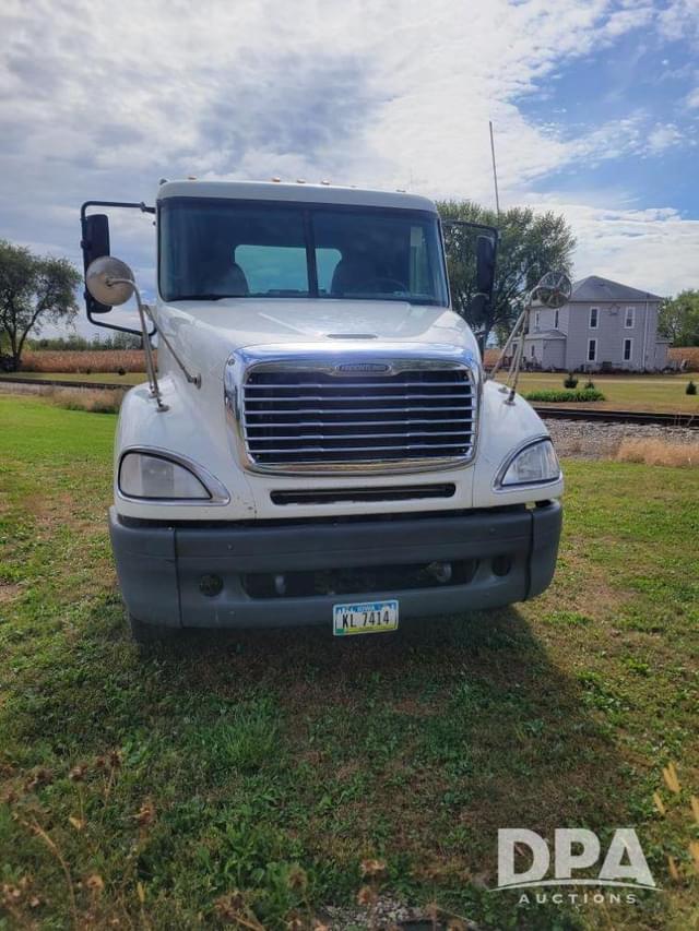 Image of Freightliner Columbia 120 equipment image 2