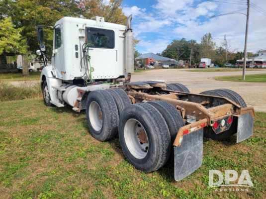 Image of Freightliner Columbia 120 equipment image 3