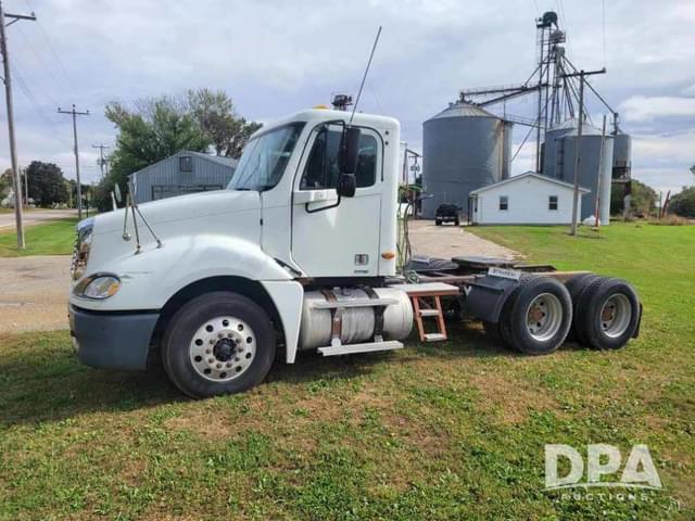 Image of Freightliner Columbia 120 equipment image 1
