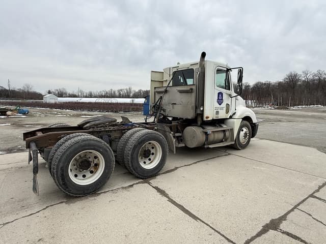 Image of Freightliner Columbia 120 equipment image 4