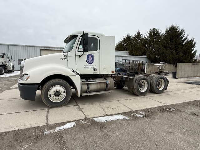Image of Freightliner Columbia 120 equipment image 1