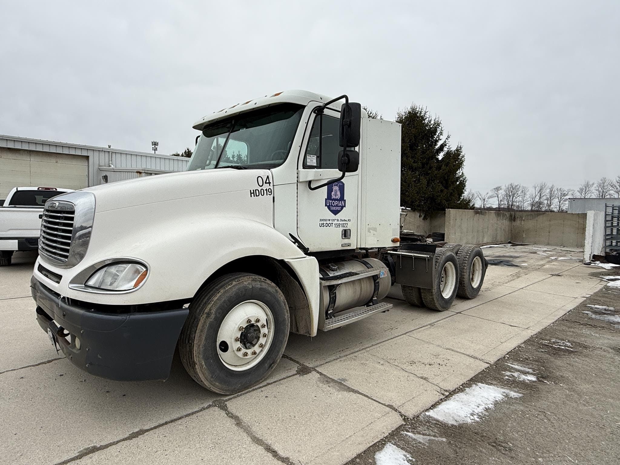 2003 Freightliner Columbia 120 Equipment Image0
