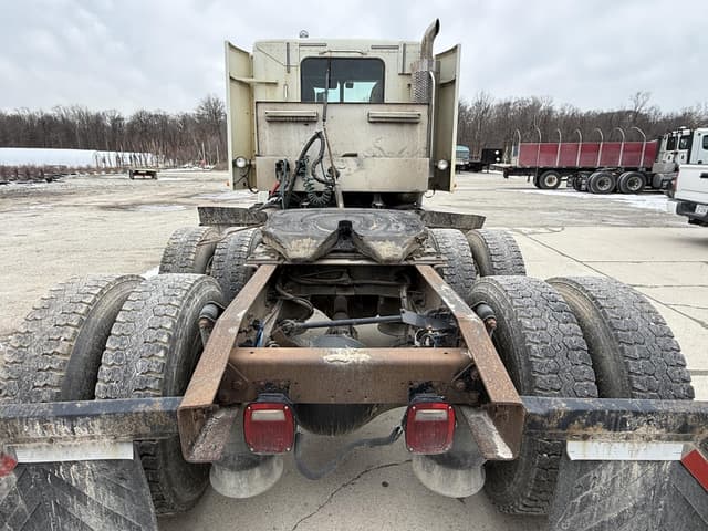 Image of Freightliner Columbia 120 equipment image 3