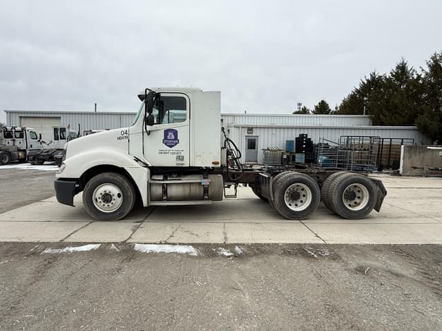 Image of Freightliner Columbia 120 equipment image 2