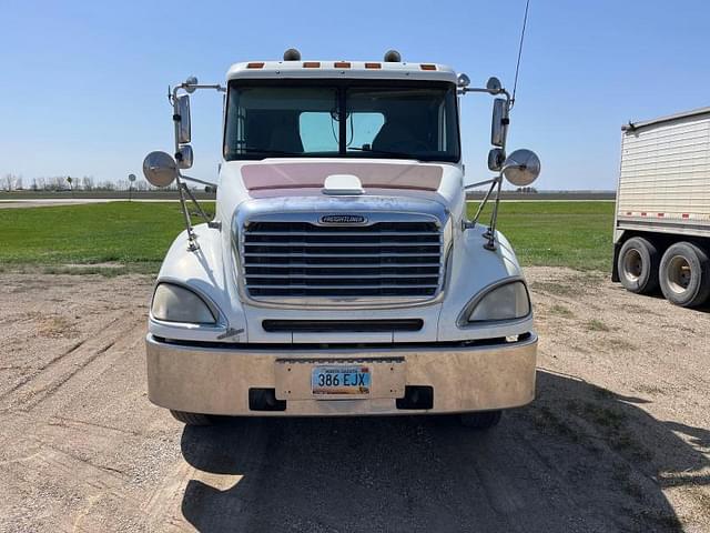 Image of Freightliner Columbia 120 equipment image 1