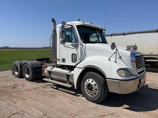 Image of Freightliner Columbia 120 equipment image 2