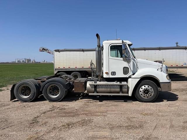 Image of Freightliner Columbia 120 equipment image 3