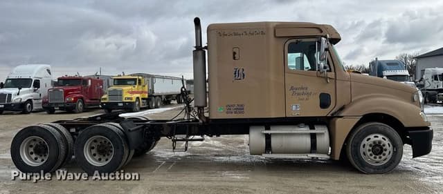 Image of Freightliner Columbia 120 equipment image 3